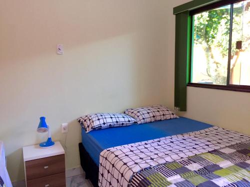 una camera da letto con un letto e una finestra di Pousada Corazao Sagradao ad Abadiânia