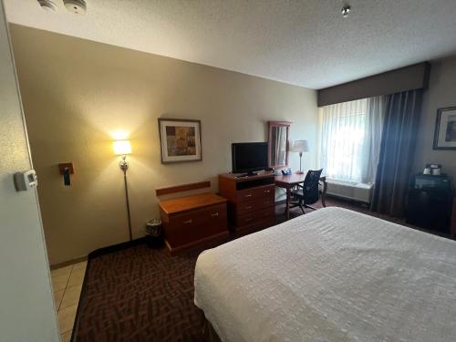 Una cama o camas en una habitación de Wright Patterson Inn hotel WPAFB