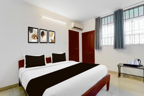 a bedroom with a large bed in a room at Collection O Infopark Kochi Formerly Malabar Plaza Residency in Kakkanad