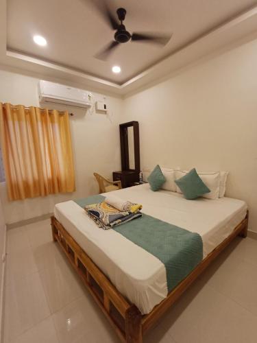 Ένα ή περισσότερα κρεβάτια σε δωμάτιο στο Saai Residency Tiruvannamalai