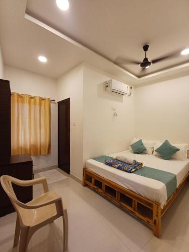 Ένα ή περισσότερα κρεβάτια σε δωμάτιο στο Saai Residency Tiruvannamalai