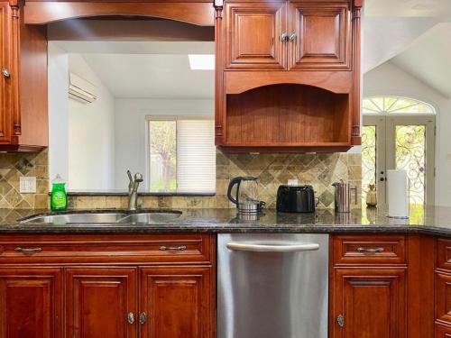 Η κουζίνα ή μικρή κουζίνα στο Upscale 6BR Villa at Birch Avenue