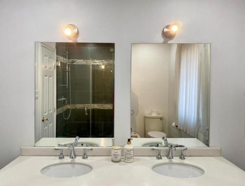 Ένα μπάνιο στο Upscale 6BR Villa at Birch Avenue