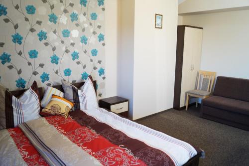 a hotel room with a bed and a couch at Czarna Perła in Ostrowo