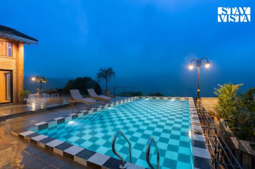 ロナバラにあるStayVista at Apukaa Hills with Karaoke, Poolの- リゾート内のスイミングプール(夜間)