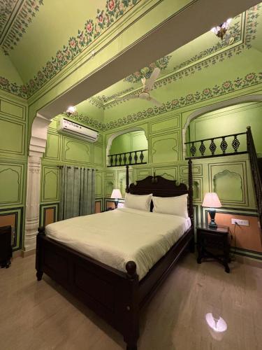 Postel nebo postele na pokoji v ubytování Hotel Mandawa Vilas