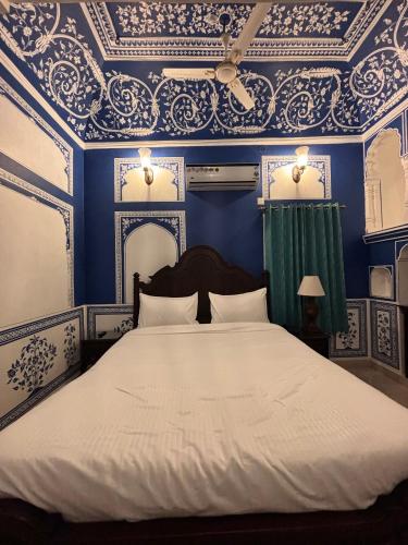 Postel nebo postele na pokoji v ubytování Hotel Mandawa Vilas
