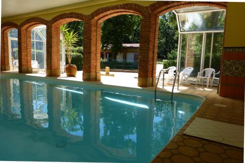 - une piscine dans une maison dans l'établissement Chateau-camping la Grange Fort, 63500 Les Pradeaux, à Les Pradeaux