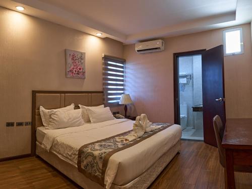 Postel nebo postele na pokoji v ubytování Palawan Uno Hotel