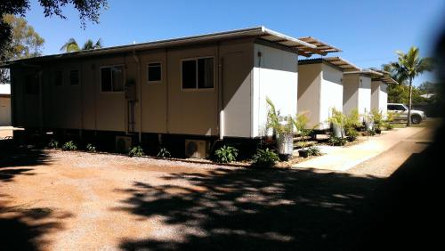 a small house is sitting in a yard at Bushchooks Travellers Village in Bororen
