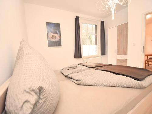 Un dormitorio con una cama grande en una habitación. en Wohnung in Wildemann nahe Harzwald, en Wildemann