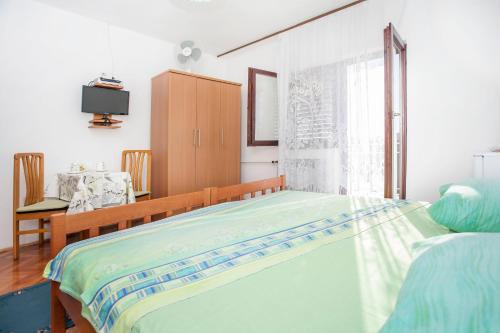 - une chambre avec un lit et une télévision dans l'établissement Apartments Ljubica, à Rovinj