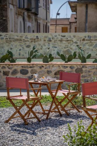 Vento Forte - eco dimore nel borgo في شيفيتا: كرسيين وطاولة خشبية وكرسيين