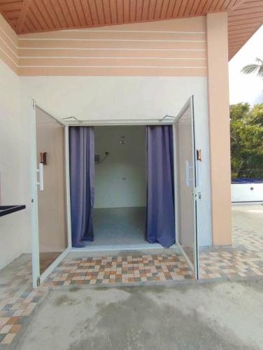 Gambar di galeri bagi JKCC Family Pad di Calatagan