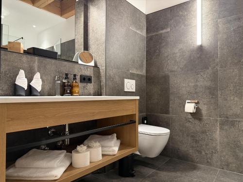 Un baño de Hotel Traube Rattenberg