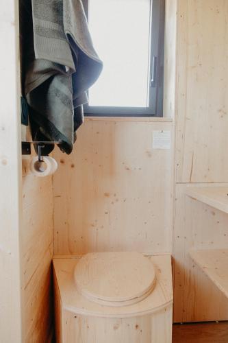 a sauna with a window and a wooden stool at Le Refuge Des Hauteurs 