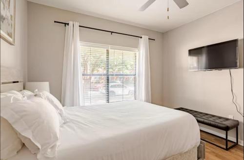Katil atau katil-katil dalam bilik di Modern Apt in Bricktown Downtown