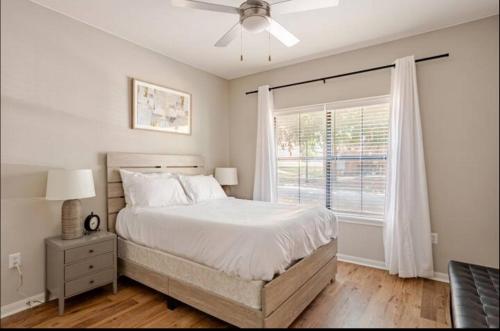 Katil atau katil-katil dalam bilik di Modern Apt in Bricktown Downtown