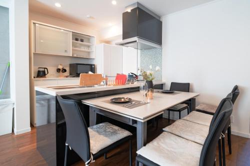 東京にある全新三之轮一户建a栋の部屋にテーブルと椅子のあるキッチン