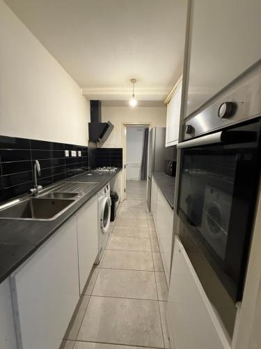 Η κουζίνα ή μικρή κουζίνα στο 1 bedroom flat in Ilford
