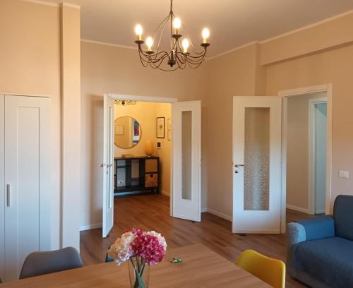 a living room with a table and a blue couch at Appartamento Centrale Ladispoli in Ladispoli