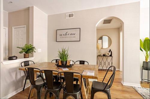 Ruang duduk di Modern Apt in Bricktown Downtown