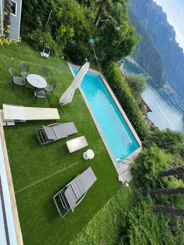 an overhead view of a pool with chairs and a table at villa Marta e Martino in Lugano