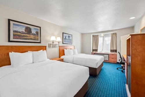 サリナスにあるComfort Inn & Suites Salinas City Center Areaのベッド2台とテレビがあるホテルの部屋