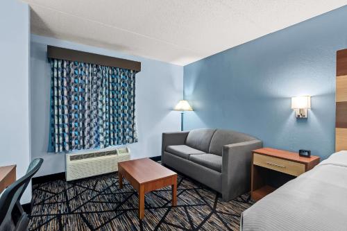 a hotel room with a couch and a bed at Quality Inn Hixson-Chattanooga in Hixson