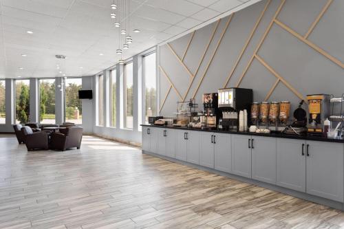 un salone con bancone, sedie e finestre di Travelodge by Wyndham Lindsay a Lindsay