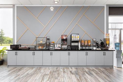 un negozio con bancone in una stanza di Travelodge by Wyndham Lindsay a Lindsay