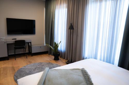 Una cama o camas en una habitación de Hotel Krug