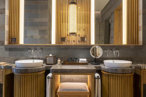 Ένα μπάνιο στο Andaz Bali, By Hyatt