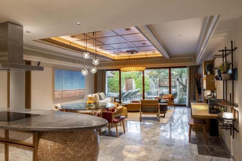 Χώρος καθιστικού στο Andaz Bali, By Hyatt