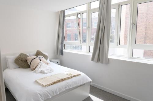 Katil atau katil-katil dalam bilik di Stylish Central Retreat, Heart of the Action, Netflix