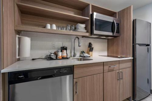 ホーシャムにあるMainStay Suites Horsham - Philadelphiaのキッチン(シンク、電子レンジ、食器洗い機付)