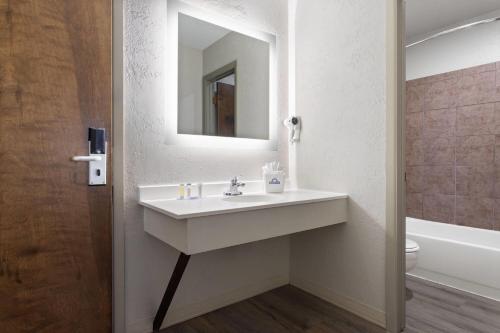 Ένα μπάνιο στο Days Inn and Suites by Wyndham Downtown Missoula-University