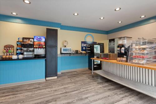 ein Lebensmittelladen mit blauen Wänden und einer Theke in der Unterkunft Days Inn and Suites by Wyndham Downtown Missoula-University in Missoula