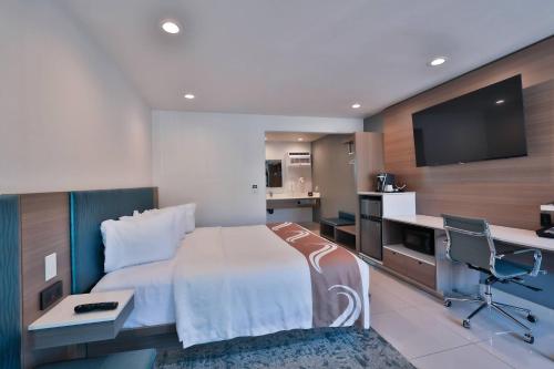 Televisyen dan/atau pusat hiburan di Rodeway Inn San Clemente