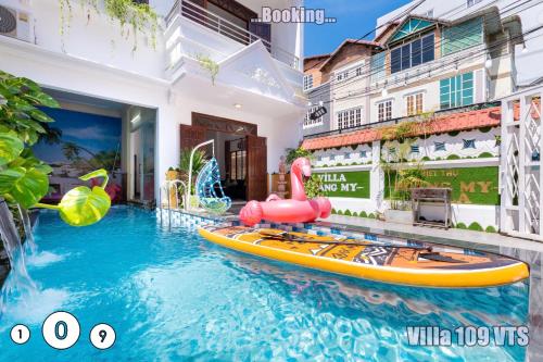 a pool in a house with a inflatable paddle boat in it at HM Villa Bãi Sau Lô Góc Nhiều tiện ích GIẢI TRÍ in Vung Tau