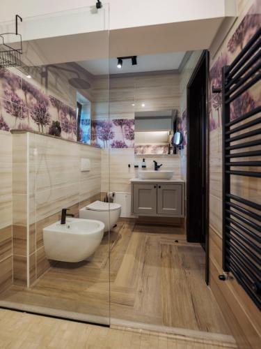 a bathroom with two sinks and two mirrors at Bungalou Ikabane in Văratec