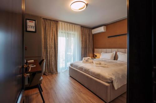 a hotel room with a bed and a window at Bungalou Ikabane in Văratec