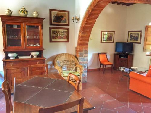 a living room with a table and a tv at Tenuta Lupinari in Bucine