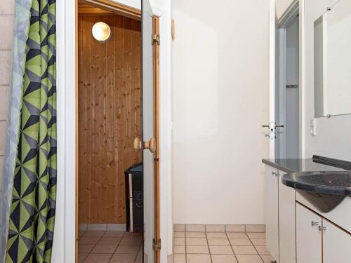 Η κουζίνα ή μικρή κουζίνα στο 8 person holiday home in Ulfborg-By Traum