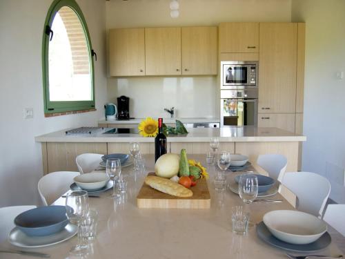 Kuchyň nebo kuchyňský kout v ubytování Rustic Charm, Modern Comfort