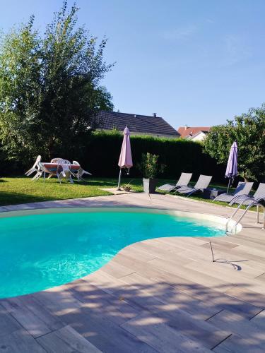 Bazén v ubytování Destinée Esterel Espace privé dans propriété avec accès piscine nebo v jeho okolí