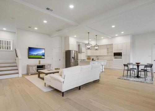 Fotografie z fotogalerie ubytování Large Luxury House with Rooftop deck--only 5 min walk to Metro v destinaci Falls Church