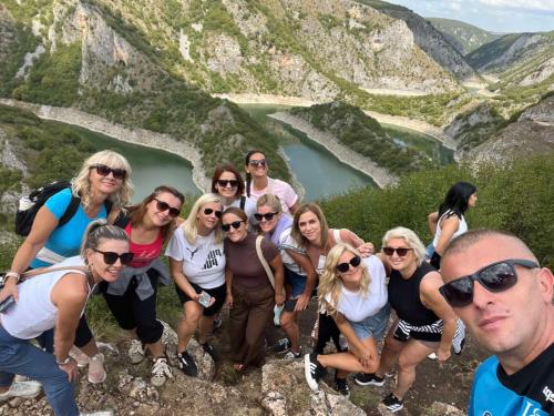 a group of people standing on the side of a mountain at Vila Helena -Apartman 3 in Nova Varoš