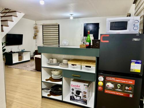 una cocina con microondas y nevera en ELISA'S 3 Bedroom with pool, en San Pablo