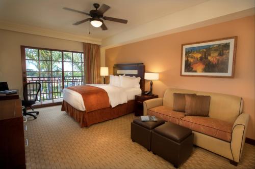 Llit o llits en una habitació de Marbrisa Carlsbad Resort